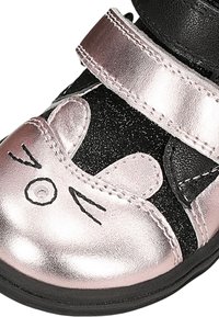Różowe metaliczne skórzane buty dziecięce z czarnymi akcentami, z motywem twarzy króliczka, z rzepem i teksturowaną powierzchnią.