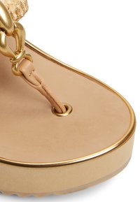 Beige sandaal met een gouden kettingaccent, een gestructureerde band en een gladde afwerking, voorzien van een ronde zool en gouden rand langs de rand.