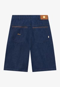Shorts en denim bleu foncé avec une coupe droite, dotés de coutures orange, de deux poches arrière et d'une étiquette de ceinture en cuir brun.