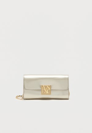 Sac à main métallisé argent avec un fermoir en forme de logo doré et une chaîne, présentant une texture lisse et une forme rectangulaire.