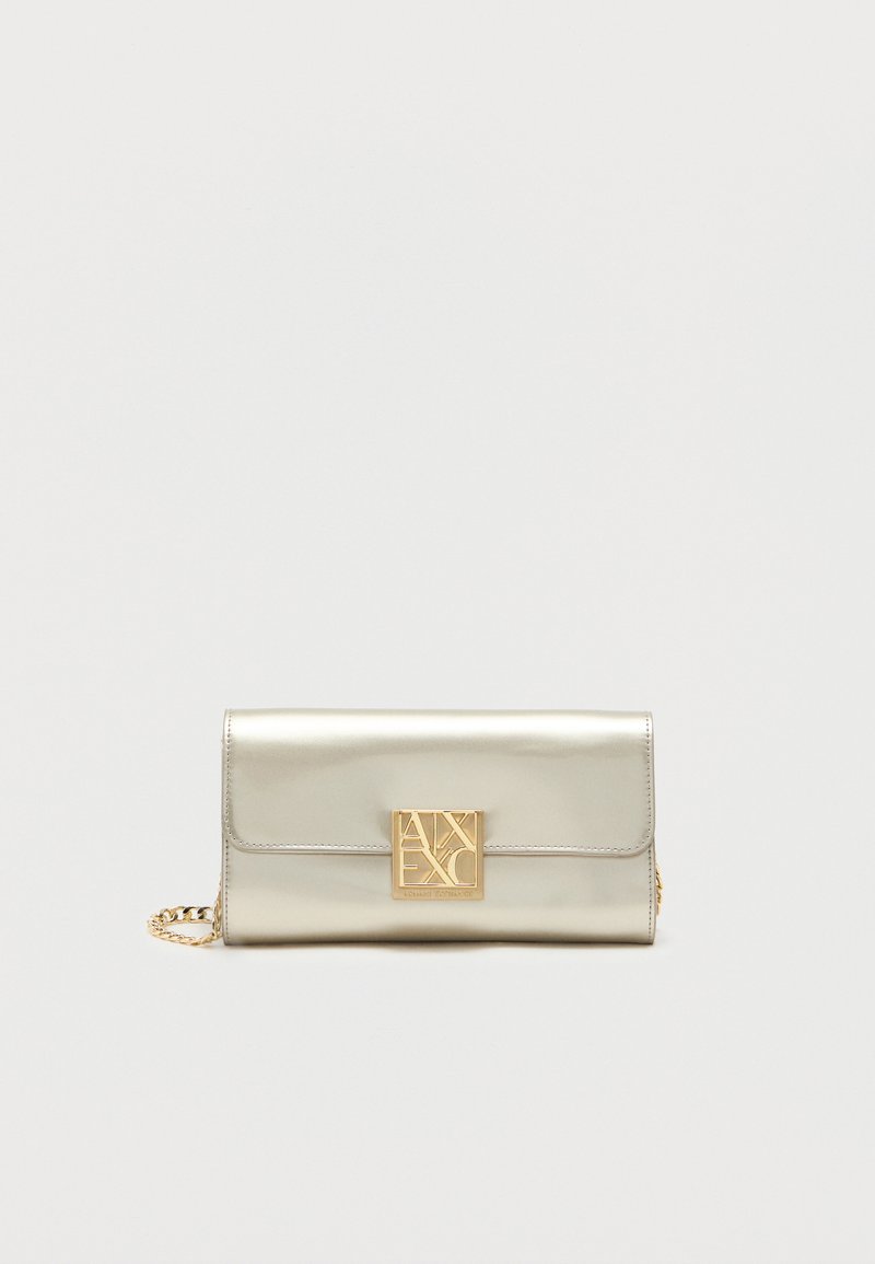 Μεταλλική ασημένια τσάντα-φάκελος με χρυσό κούμπωμα με λογότυπο και αλυσίδα, με λεία υφή και ορθογώνιο σχήμα.