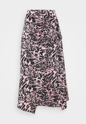 Jupe en tissu rose avec un motif de feuilles abstrait noir, présentant des détails froncés sur un côté pour ajouter de la texture et de l'intérêt visuel.