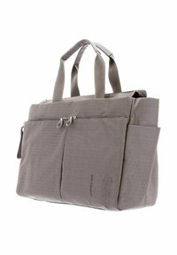 Sac en toile gris avec deux poignées supérieures, plusieurs poches extérieures et une fermeture zippée. Surface texturée avec des détails de motif subtils.