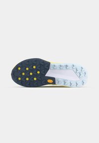 Suola di scarpa da trail running, con una base in gomma nera e dettagli gialli, texturizzata per la presa, e una sezione anteriore in blu chiaro.