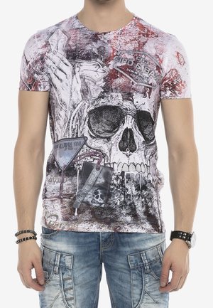 Koszulka z grafiką przedstawiającą czaszkę, głównie biała z czarnymi i czerwonymi akcentami, wykonana z bawełny, krótki rękaw, dopasowany krój.