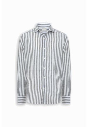Koszula na długi rękaw na guziki z pionowymi szarymi i białymi paskami oraz klasycznym kołnierzykiem na białym tle.