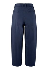 Marineblauwe broek met een rechte snit, gemaakt van een gladde stof; voorzien van riemlussen en een enkele achterzak met een klein logo.