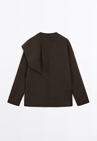 Dunkelbrauner Langarmpullover mit einem breiten, schalähnlichen Detail, das über eine Schulter drapiert ist, flach auf einem weißen Hintergrund präsentiert.