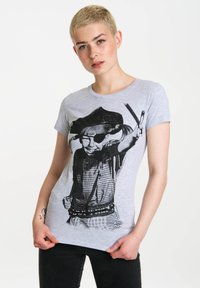 Grå bomulds t-shirt med et sort-hvidt print af et barn klædt som pirat, med en øjenklap og stribet skjorte.