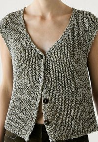 Gilet lavorato a maglia in tonalità terrose, con scollatura a V, maniche corte e tre bottoni sulla parte anteriore. Tessuto testurizzato con una trama largha.
