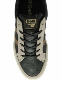 Sneaker Gola nera e beige con design con lacci e pannelli laterali in suede beige, vista dall'alto su uno sfondo bianco.