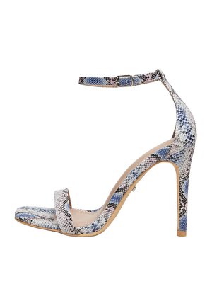 Sandalia de tacón alto con estampado de piel de serpiente en azul y gris, correa al tobillo con hebilla, punta abierta y tacón de aguja delgado.