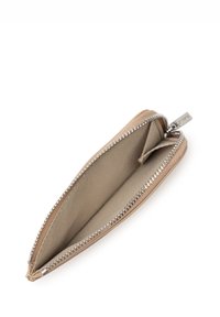 Portafoglio zip in pelle tan con hardware in tonalità argento, caratterizzato da un esterno liscio e un interno foderato con un singolo scomparto.