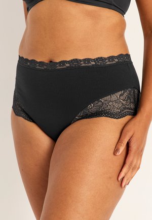 Zwarte hoogversneden slips met kantafwerking, met een gladde stoffen basis en bloemige kantaccenten langs de benen en de tailleband.