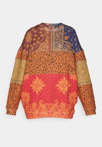 Sudadera con múltiples patrones que presenta una mezcla de estampados de animales y diseños florales en naranja, rojo, azul y marrón con acentos texturizados.
