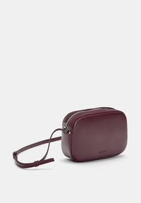 PULL&BEAR Olkalaukku - bordeaux