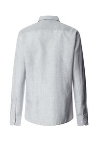 Muška košulja s dugim rukavima s okomitim bijelim i svijetloplavim tankim prugama, prikazana s leđa s manšetama na gumbe i standardnim ovratnikom.