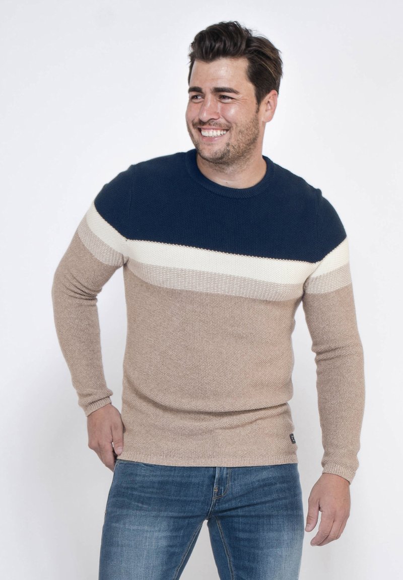 Maglione lavorato a maglia con collo rotondo, caratterizzato da righe orizzontali blu navy, crema e beige; morbido al tatto; vestibilità slim; polsini a coste.