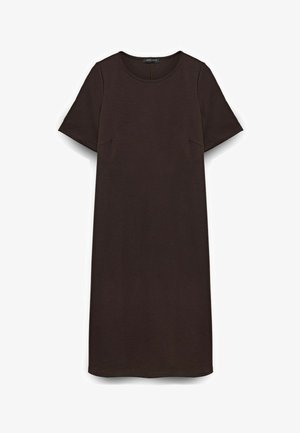 Abito a maniche corte, lungo fino al ginocchio, in cotone marrone scuro. Presenta una scollatura rotonda e spacchi laterali per un dettaglio in più. Texture semplice e liscia.