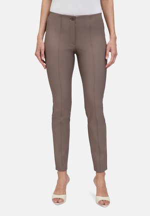 MIT FALTE - Pantaloni - braun