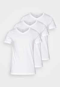 Trois t-shirts blancs en col en V, en coton doux, avec des manches courtes et des bordures en rib à contraste le long de l'encolure et des manches.