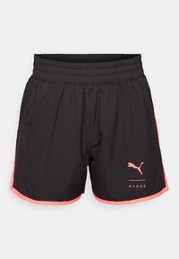 Fekete sportnadrág rózsaszín oldalbetétekkel, rugalmas derékrésszel, könnyű anyagból készült, és egy ugró macskát valamint a "HYROX" feliratot tartalmazó logóval.