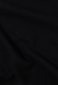 Tecido de lã preto com uma textura suave e aveludada, apresentando um leve brilho e efeito de queda. Cor uniforme, sem padrões ou acentos.