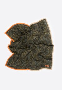Sjaal met luipaardprint, gemaakt van een doorzichtig materiaal, met een groen en zwart patroon, een oranje rand en een beige afwerking. Lichtgewicht en textuurvol.