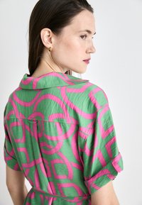 GANT MONOGRAM CAFTAN - Vardagsklänning - perky pink