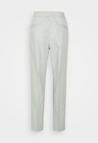 Svetle šedé kalhoty s elastickým pasem, rovnou nohavicou, dvěma zadními kapsami a hladkým povrchem. Bez viditelných kovových prvků nebo vzorů.