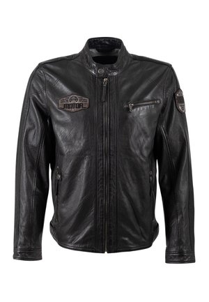 Schwarze Lederjacke mit hohem Kragen, vorderem Reißverschluss, zwei Seitentaschen und einer mit einem Markenpatch versehenen Reißverschlusstasche auf der Brust.