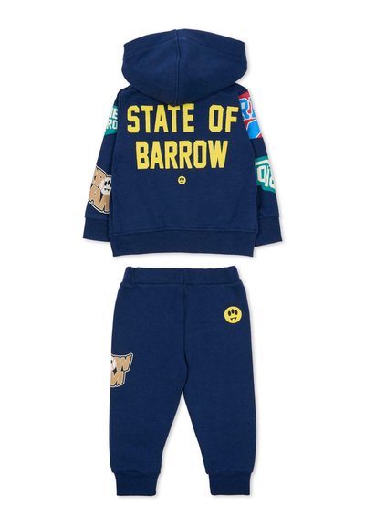 Granatowy komplet z bluzy i spodni dresowych z napisem "STATE OF BARROW" w kolorze żółtym, różnymi graficznymi akcentami oraz elastycznymi mankietami na spodniach.