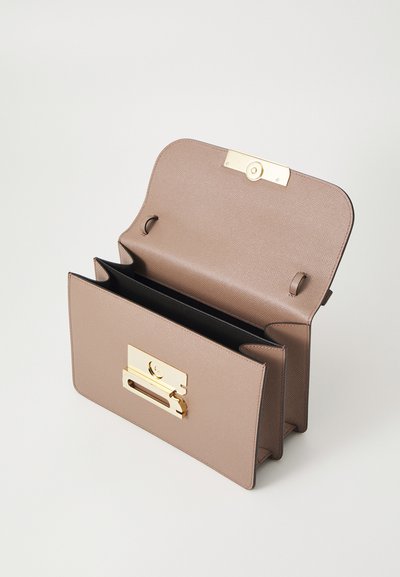 Victoria Beckham THE DORIAN - Håndtasker - dove