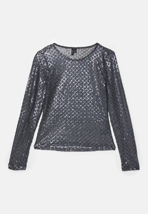 Langærmet top i mørkegrå stof, dækket af diamanter-præget palietter, med rund halsudskæring og let, reflekterende tekstur.