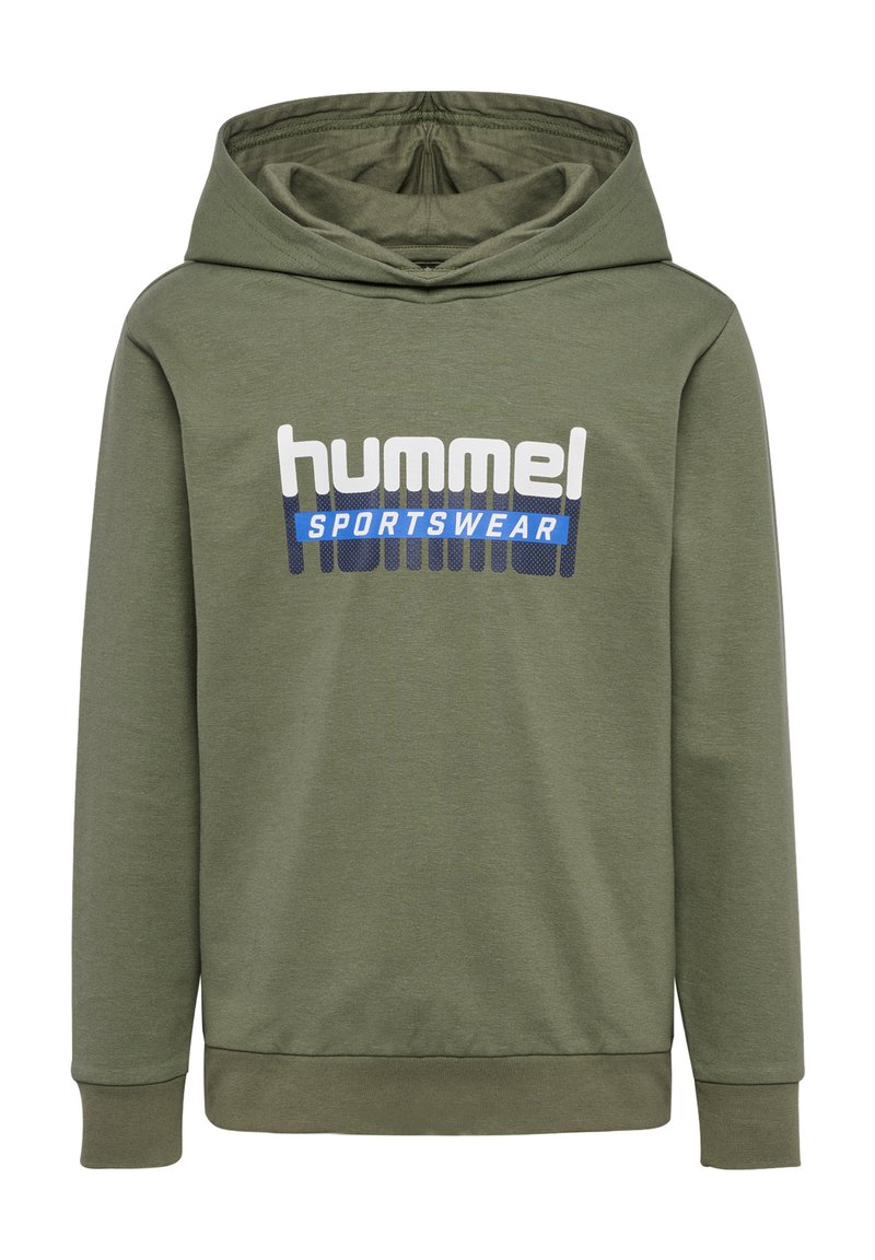Olivgrüner Kapuzenpullover mit Kängurutasche, mit dem Text "hummel SPORTSWEAR" in Weiß und Blau. Weicher Stoff, gerippte Bündchen und Saum.