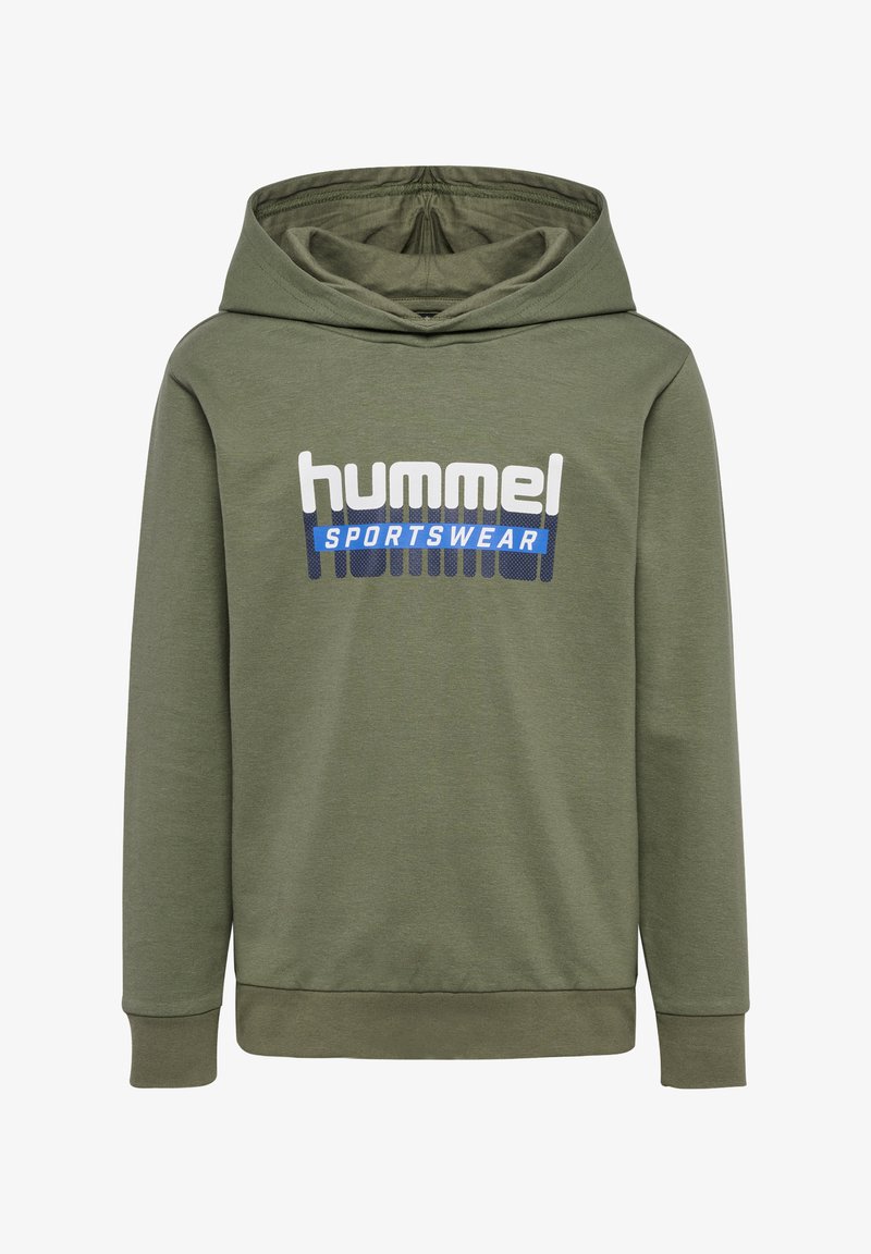 Olivgrüner Kapuzenpullover mit Kängurutasche, mit dem Text "hummel SPORTSWEAR" in Weiß und Blau. Weicher Stoff, gerippte Bündchen und Saum.