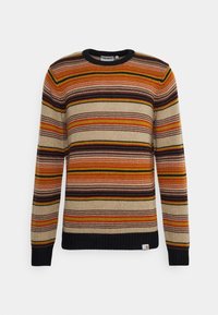 Pull en tricot à manches longues avec des rayures horizontales en beige, orange, jaune, marron et noir, avec col, poignets et ourlet côtelés noirs.