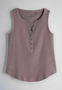 Camiseta sin mangas acanalada en color malva con cuello redondo y tapeta abotonada con cinco botones en la parte delantera.