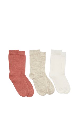 Tres pares de calcetines lisos hasta la mitad de la pantorrilla en color rosa empolvado, beige claro y blanco, dispuestos uno al lado del otro sobre un fondo blanco.