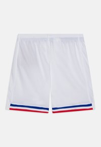Shorts deportivos blancos con textura de malla; cinturilla elástica; presenta franjas horizontales azules y rojas en los dobladillos.