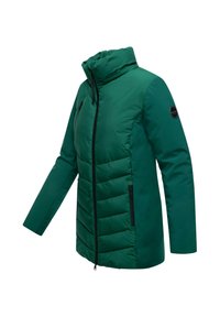 Groene gewatteerde jas met een hoge kraag, ritssluiting, schuine voorzakken en een ronde logo op de linker mouw. Glad, gestructureerd materiaal.