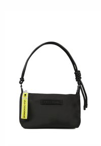 Czarna nylonowa torebka na zamek, z plecionym uchwytem i żółtą metką. Charakteryzuje się gładką teksturą i minimalistycznym designem.