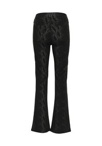 Zwarte uitlopende broek met een slangenprintpatroon, gemaakt van een textuurstof. Kenmerken zijn achterzakken en een aansluitende taille.