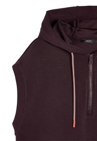 Bezrękawnik w ciemnym fioletowym kolorze z pół-zamkiem i białą-czerwoną sznurków, prezentujący górną część przodu oraz przymocowany kaptur.