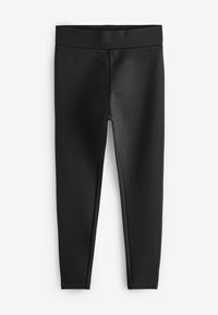 Fekete leggings sima felülettel, széles derékpánttal és karcsú szabással, a kényelem és a rugalmasság érdekében tervezve. Nincsenek látható minták vagy fémrészek.