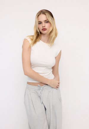 Stradivarius FITTED WITH GATHERING  - Základné tričko - white