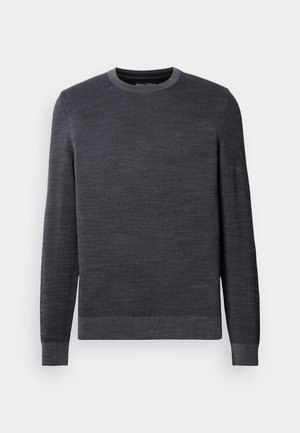 Maglione grigio scuro con scollatura rotonda, maniche lunghe e lavorazione a maglia testurizzata. Piccolo logo sul petto, polsini e orlo a costine.