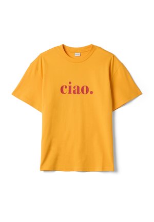 Camiseta amarilla de manga corta con cuello redondo y la palabra "ciao." en letras rojas en negrita centradas en el frente.
