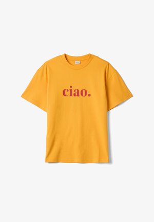 Geel T-shirt met korte mouwen en ronde hals met het woord "ciao." in vetgedrukte rode letters, gecentreerd aan de voorkant.