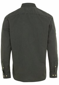 Chemise à manches longues vert foncé avec col, couture de dos yoke et poignets boutonnés. Fabriquée dans un tissu léger au toucher lisse.